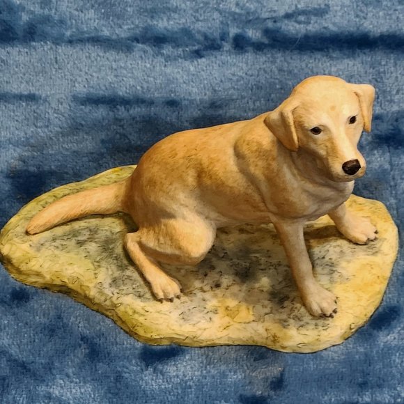 Golden Labrador Figurine - Picture 1 of 3